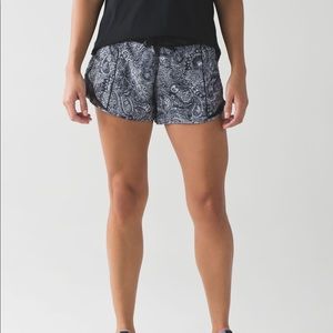 Lululemon Size 4 Shorts Hotty Hot Short Paisley